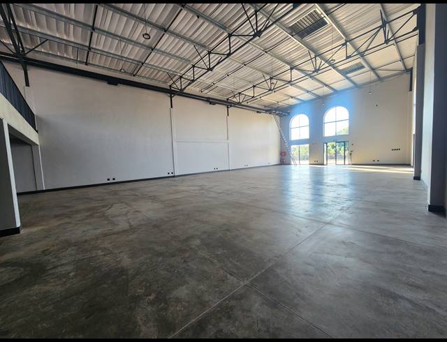 553M² WAREHOUSE TO LET IN ROOIHUISKRAAL